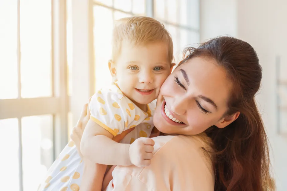 Une maman rit avec son bébé
