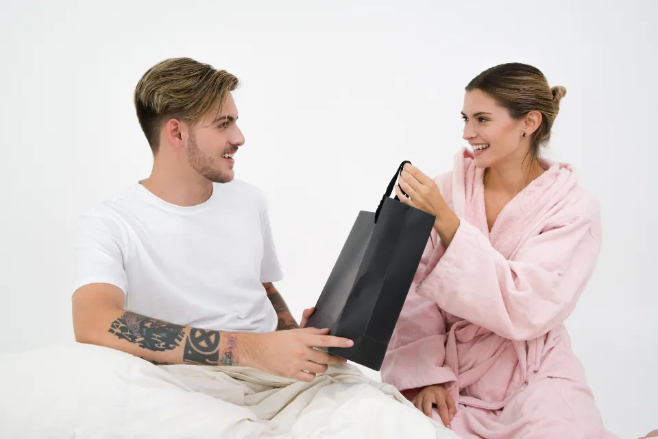 Un homme offre un cadeau à sa compagne