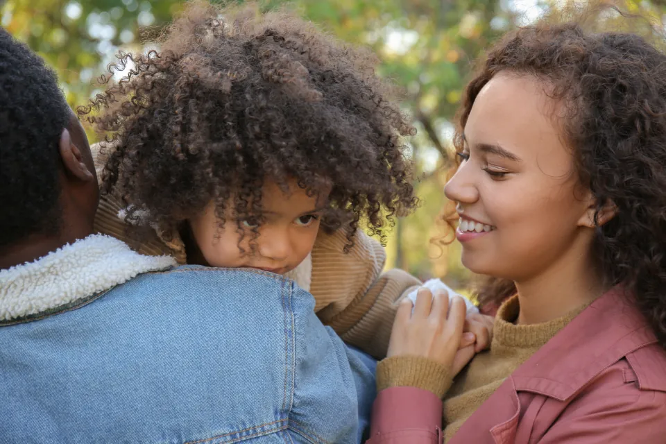 Une mère serre son enfant dans ses bras