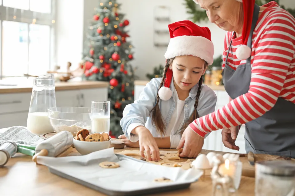 Une grand-mère et sa petite-fille préparent des biscuits de Noël